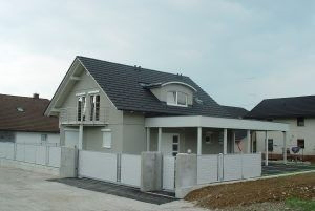 Case in legno RIKO-HISE srl - Arch. Daniele Bonzi casa residenziale con tetti spioventi 