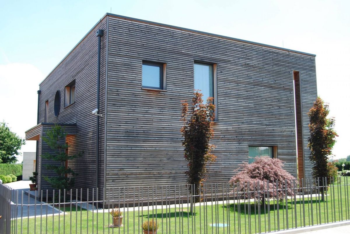 Case in legno RIKO-HISE srl - Arch. Daniele Bonzi casa moderna con facciate in legno naturale 