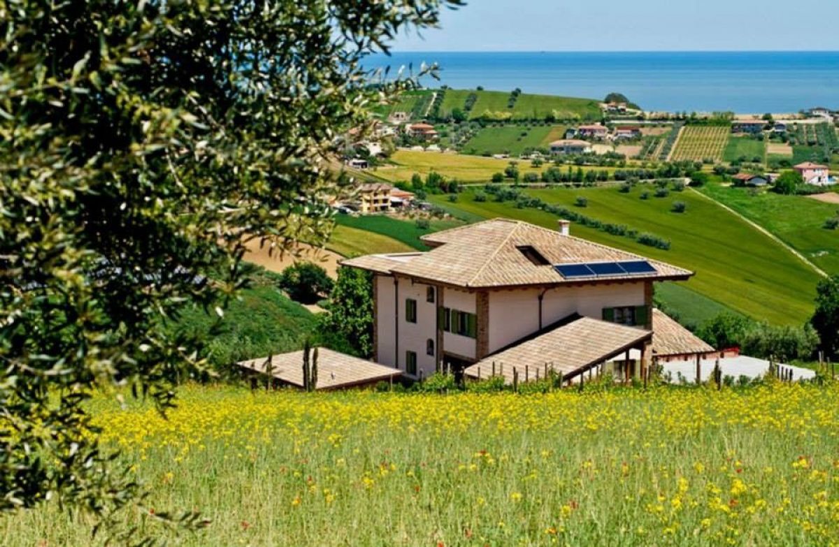 Strutture ricettive (hotel, villaggi) in legno RIKO-HISE srl - Arch. Daniele Bonzi HOTEL L'ORSO E L'APE  - B&B  