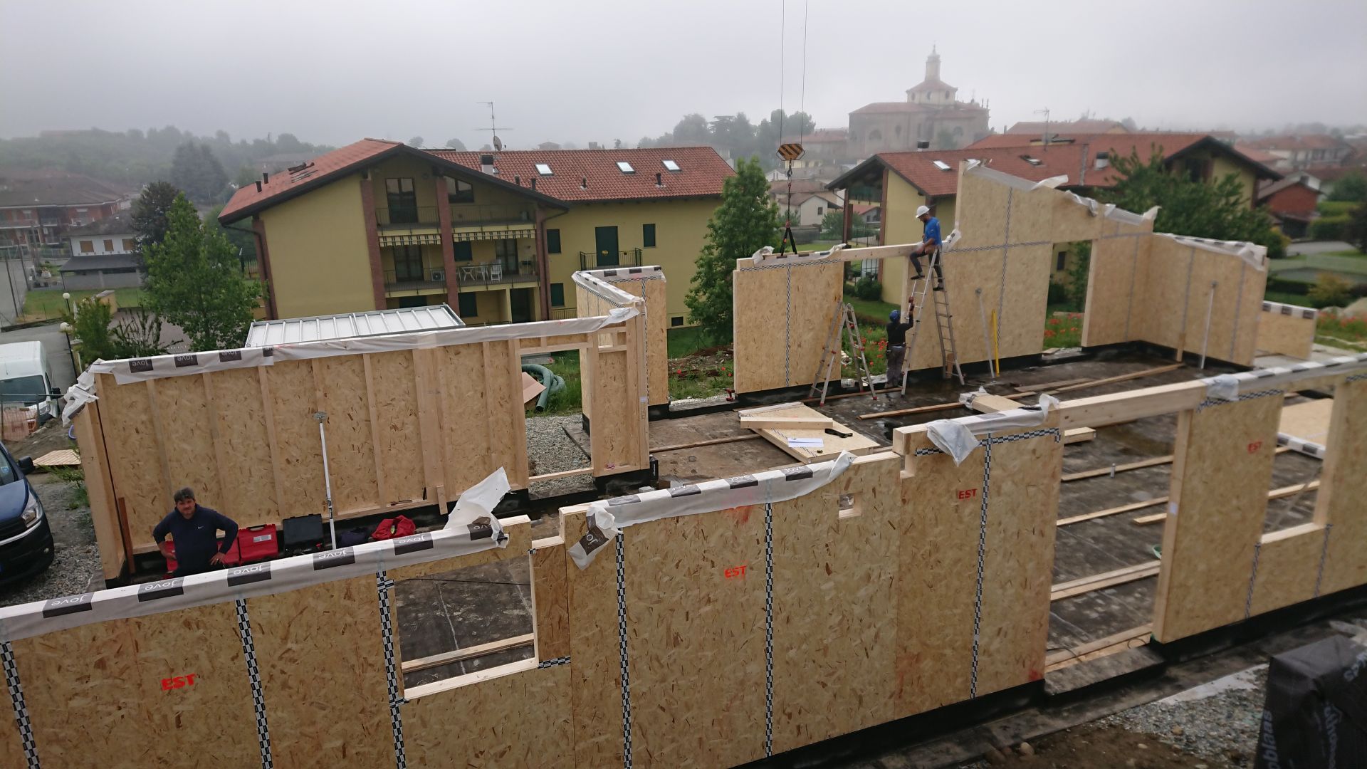 Villa unifamiliare con garage e piscina realizzato da Lino Ferro Architetto, Assistenza tecnica a Oleggio