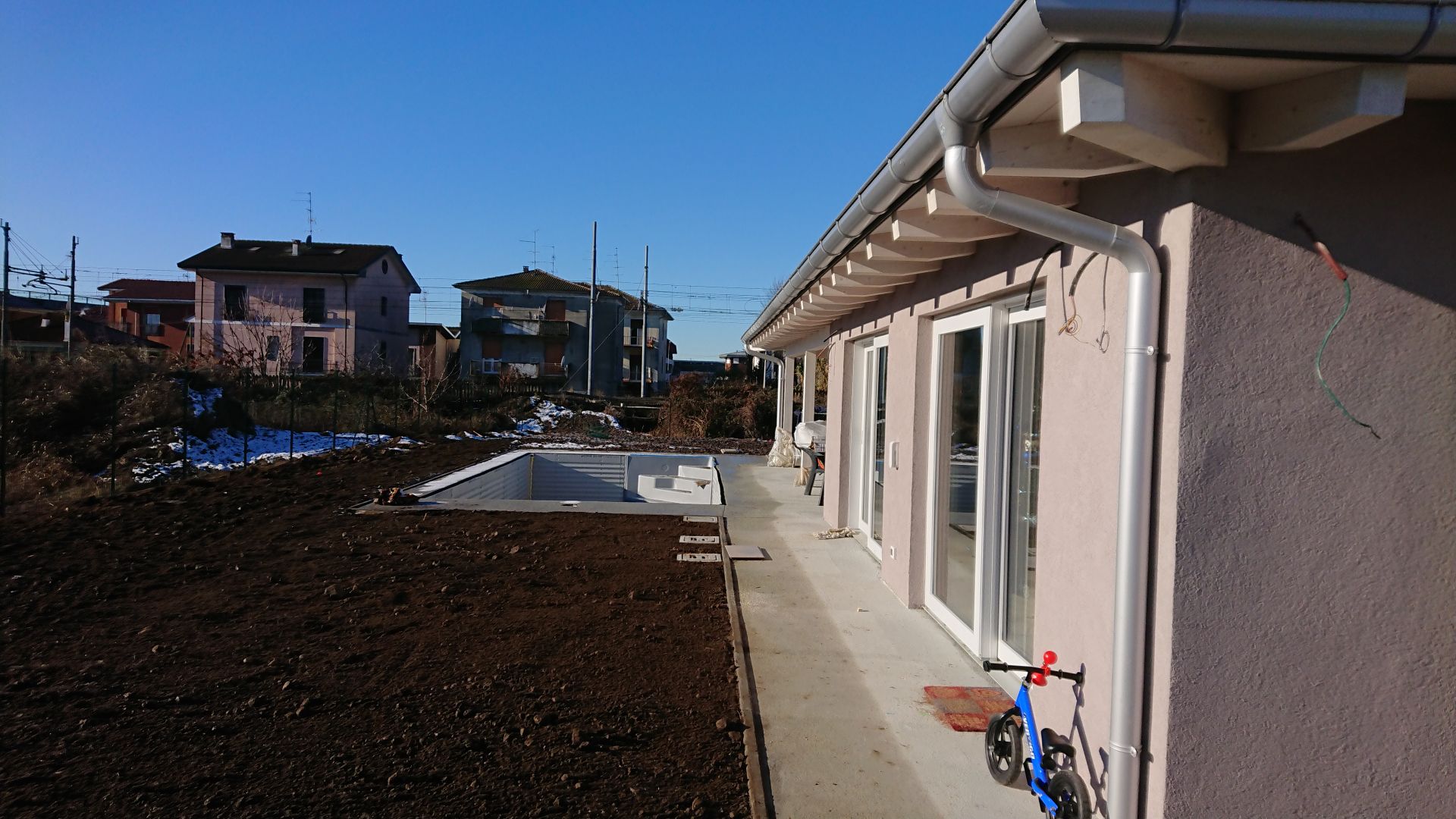 2 Ville unifamiliari confinanti con tettoia e piscina a Novara realizzato da Lino Ferro Architetto, Assistenza tecnica a Oleggio